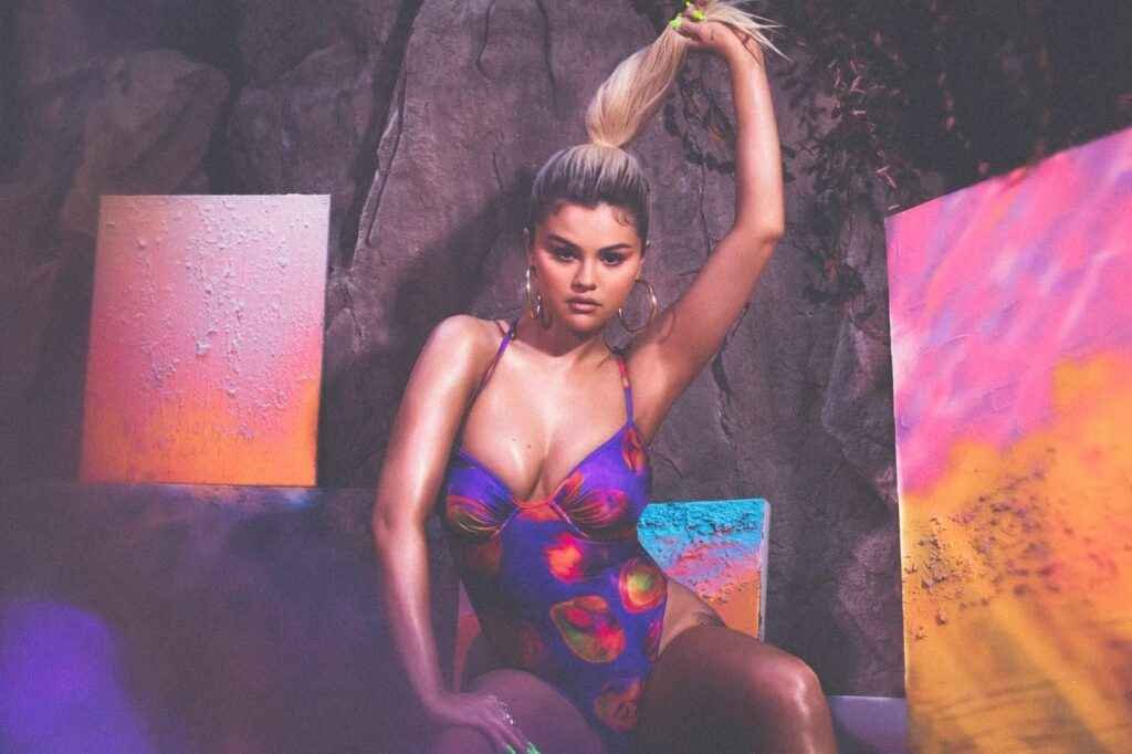 Selena Gomez en maillot de bain et bikini