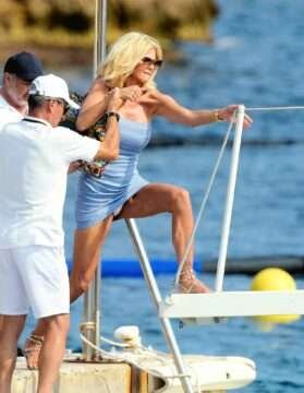 Sous la jupe de Victoria Silvstedt à Antibes