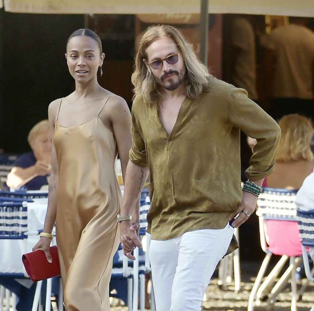 Zoe Saldana se balade sans soutien-gorge à Portofino