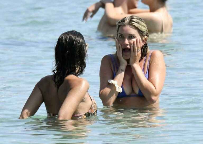 Ashley Roberts et Janette Manrara en bikini à Mykonos