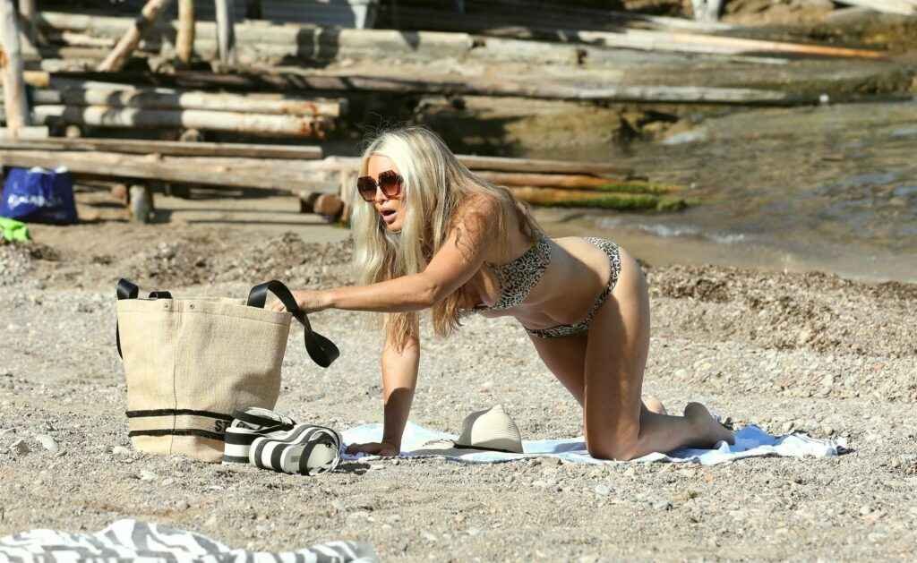 Caprice Bourret en bikini à Ibiza