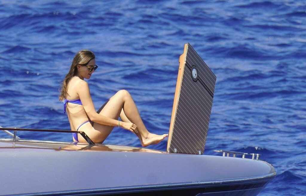 Charlotte Sine en bikini à Monaco