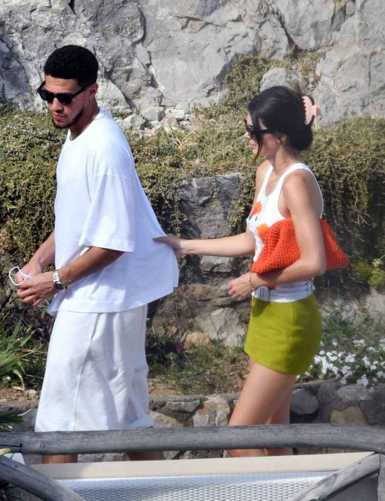 Kendall Jenner en mini-jupe à Salerne