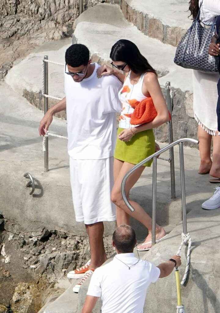 Kendall Jenner en mini-jupe à Salerne