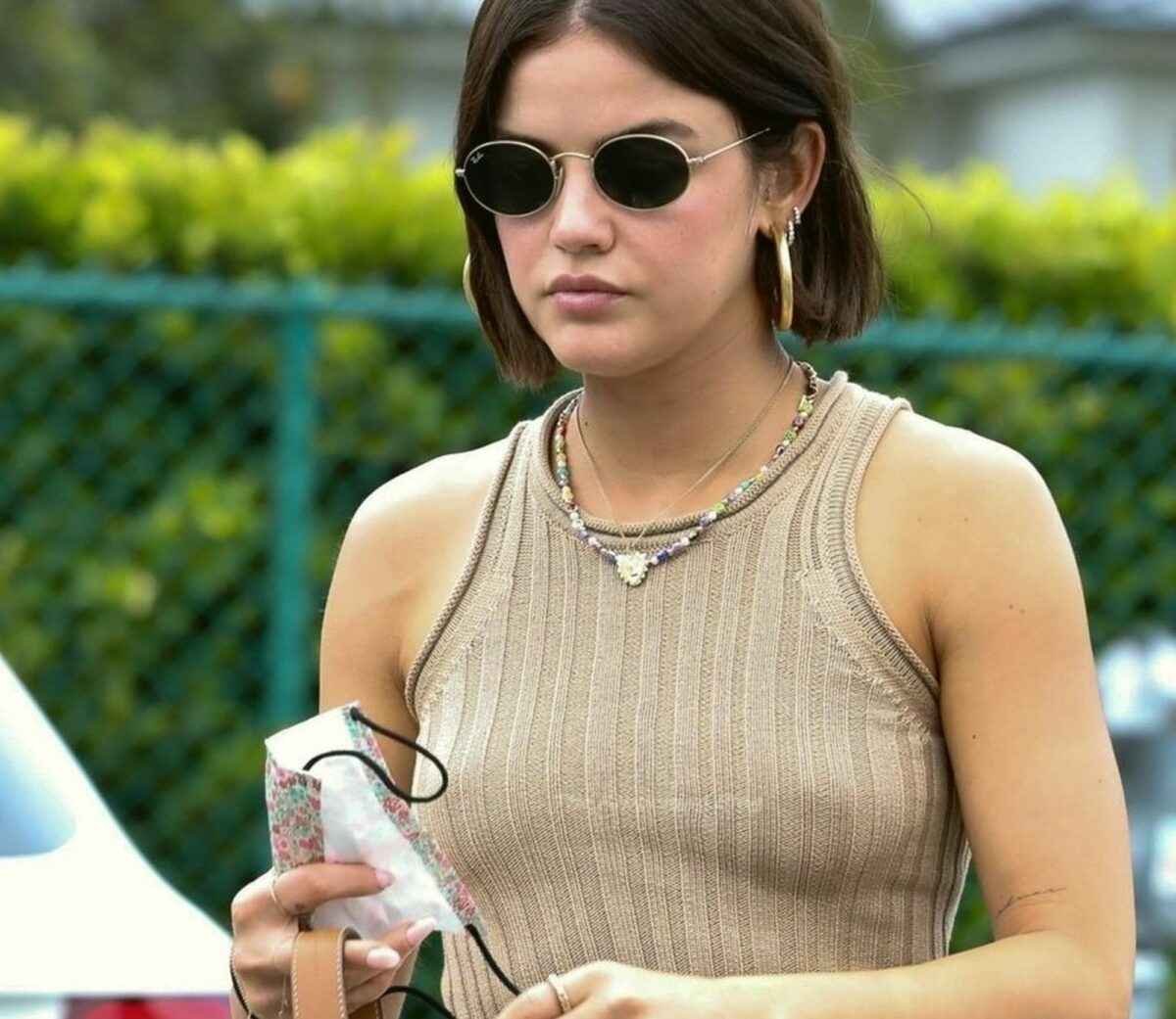 Lucy Hale se balade sans soutien-gorgeà Beverly Hills