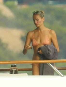 Natasha Poly en bikini en Sardaigne