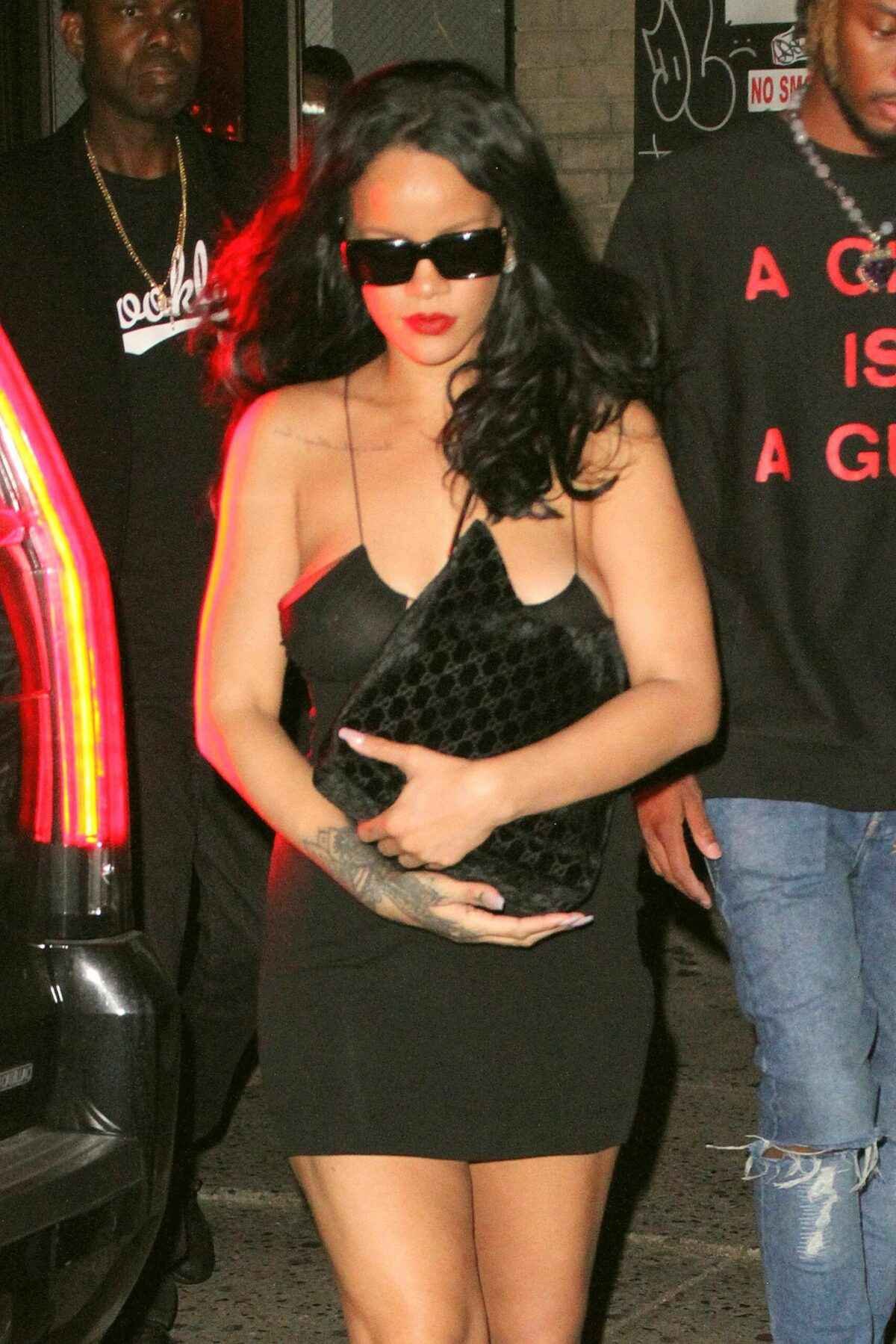 Rihanna Dans une robe légère et sans soutien-gorge à New-York