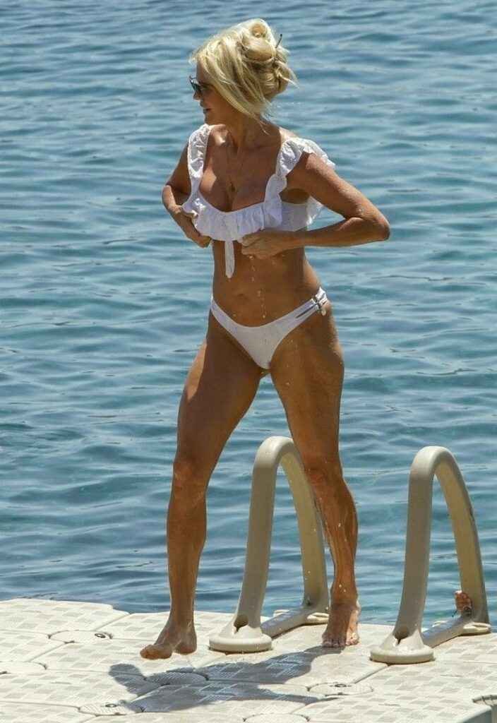 Victoria Silvstedt en bikini à Mykonos