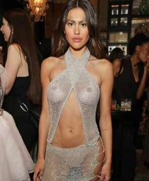 Amelia Gray Hamlin exhibe ses seins à la Fashion Week de Londres