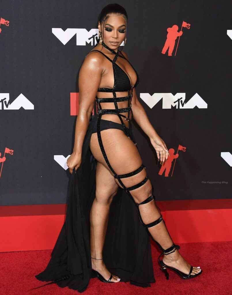 Ashanti exhibe ses gros seins aux MTV VMA