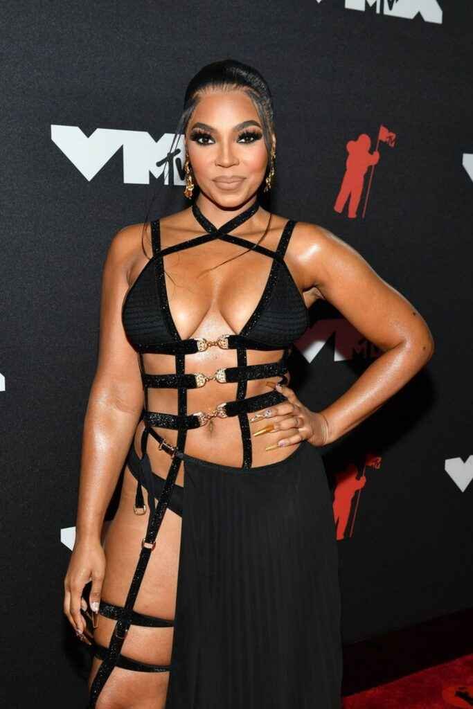 Ashanti exhibe ses gros seins aux MTV VMA