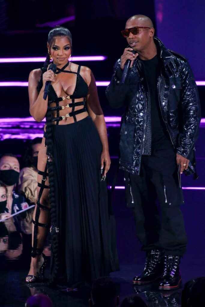 Ashanti exhibe ses gros seins aux MTV VMA