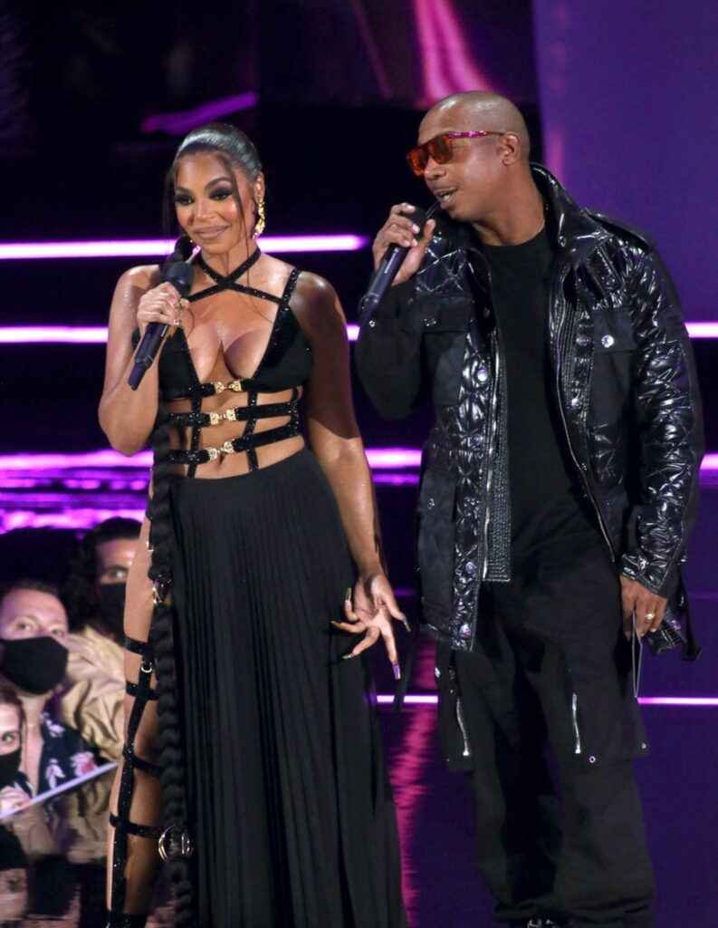 Ashanti exhibe ses gros seins aux MTV VMA