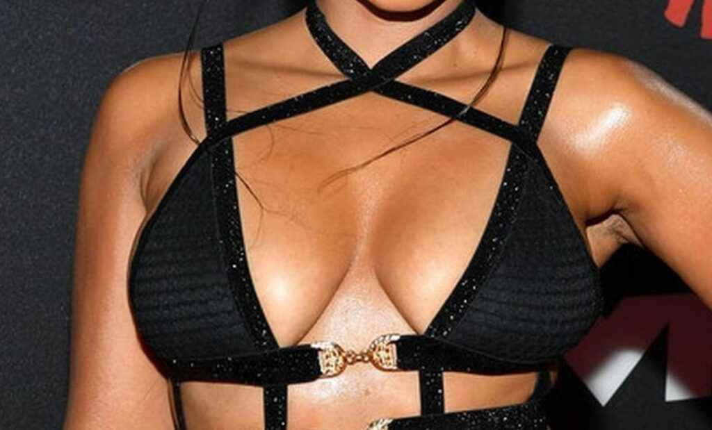 Ashanti exhibe ses gros seins aux MTV VMA