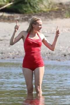 Diane Kruger sexy dans un maillot de bain rouge