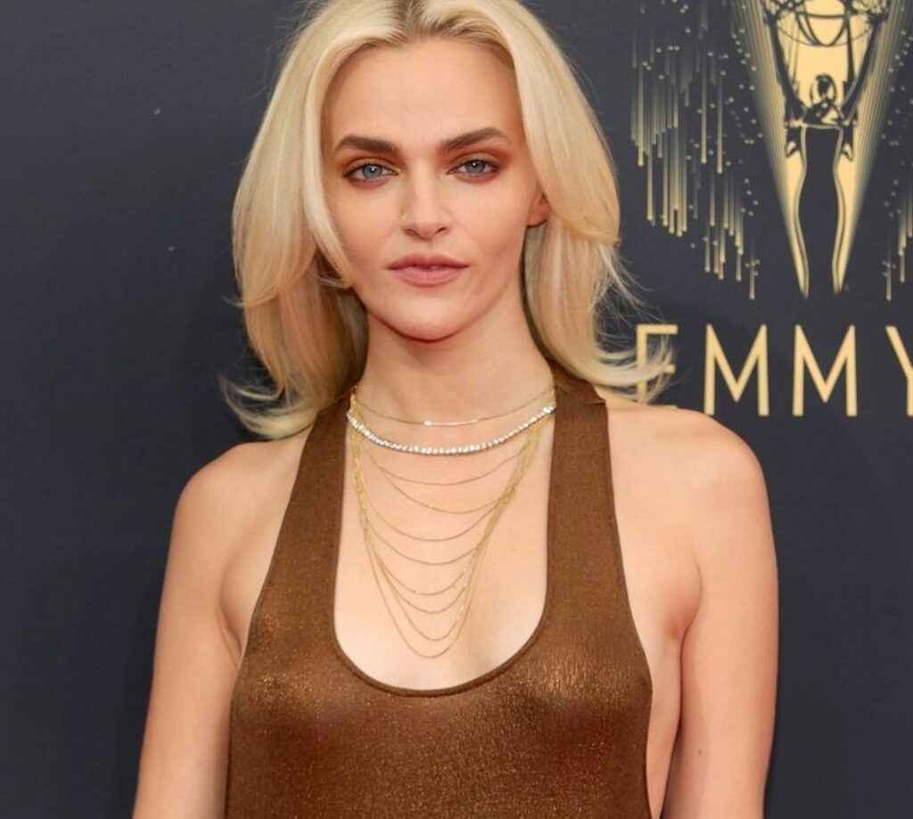 Madeline Brewer sans soutien-gorge aux Emmy Awards