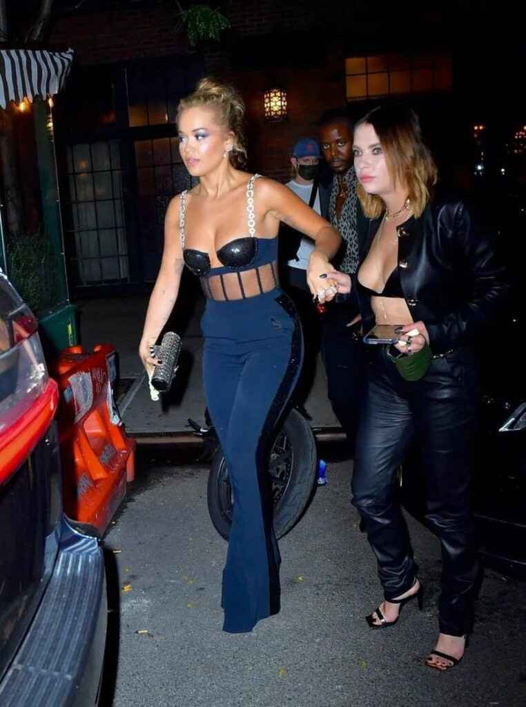 Rita Ora et Ashley Benson ouvre le décolleté à New-York