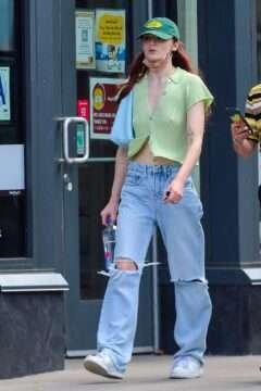 Sophie Turner a les seins qui pointent à New-York