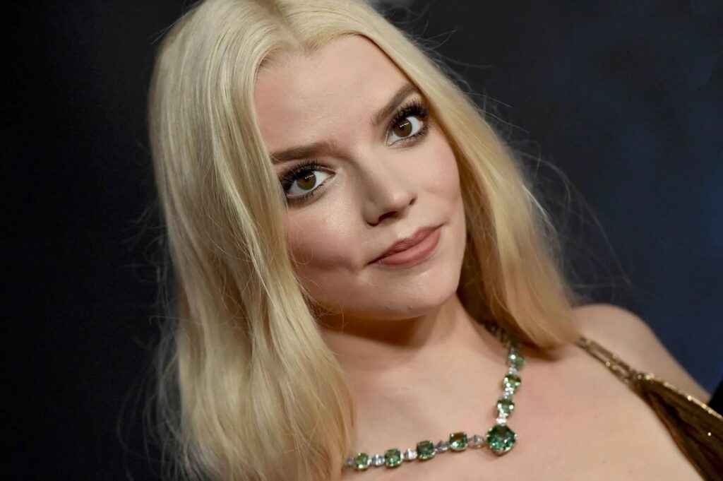 Anya Taylor-Joy sexy sans soutien-gorge à Los Angeles