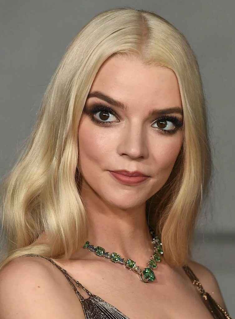 Anya Taylor-Joy sexy sans soutien-gorge à Los Angeles