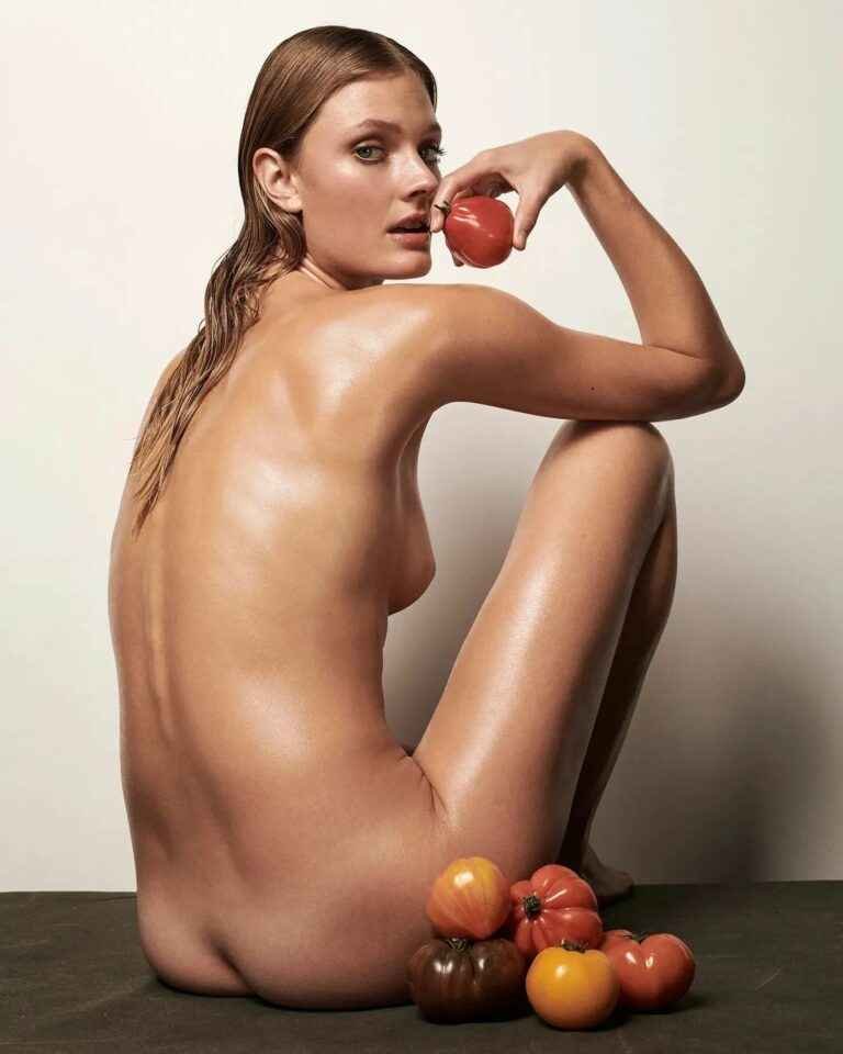 Constance Jablonski nue