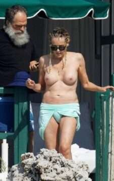 Sharon Stone seins nus en France