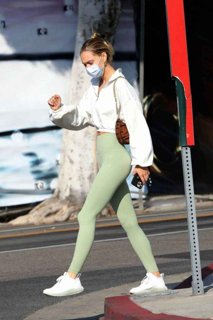 Alexis Ren sexy en Leggings