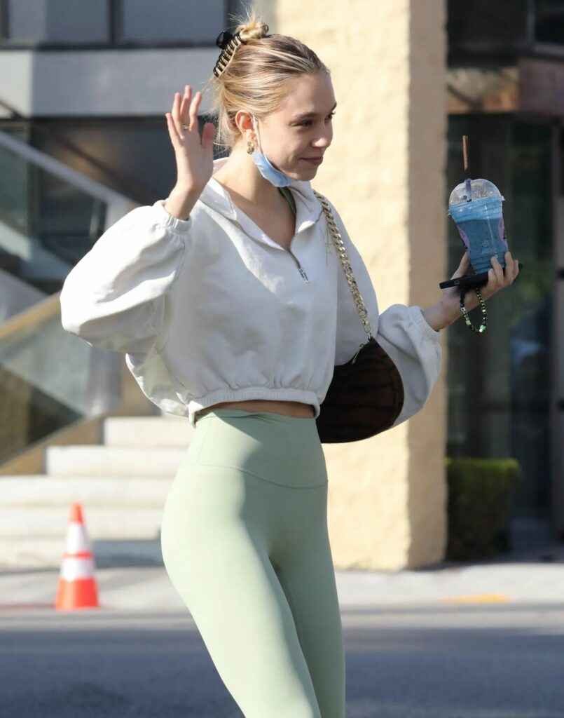 Alexis Ren sexy en Leggings