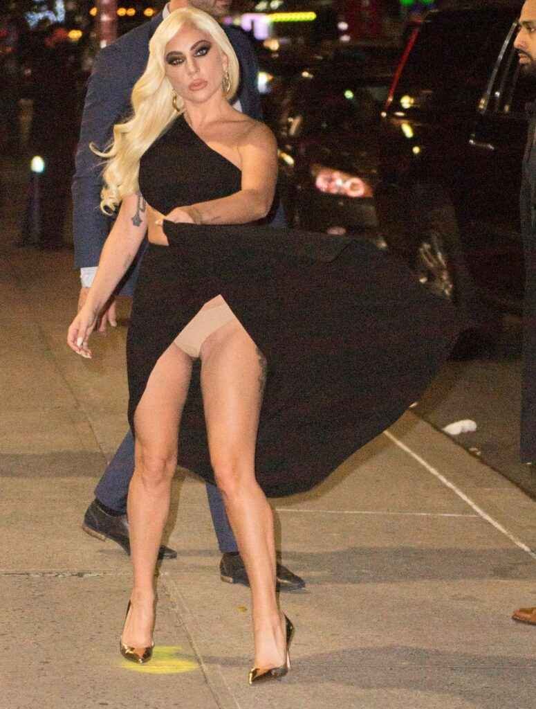 Lady Gaga exhibe sa petite culotte à Manhatan