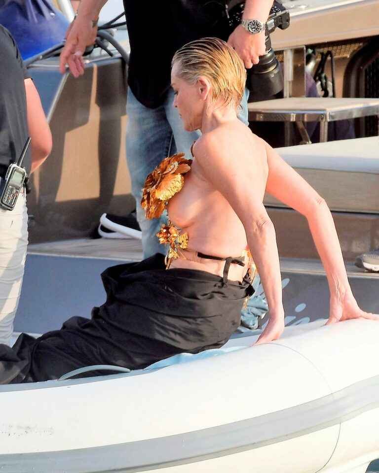 Sharon Stone nous montre ses fesses et ses seins