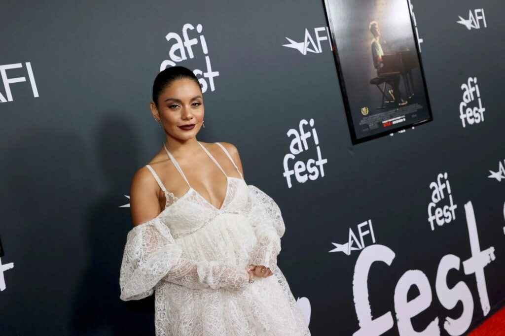 Vanessa Hudgens exhibe son décolleté à Hollywood