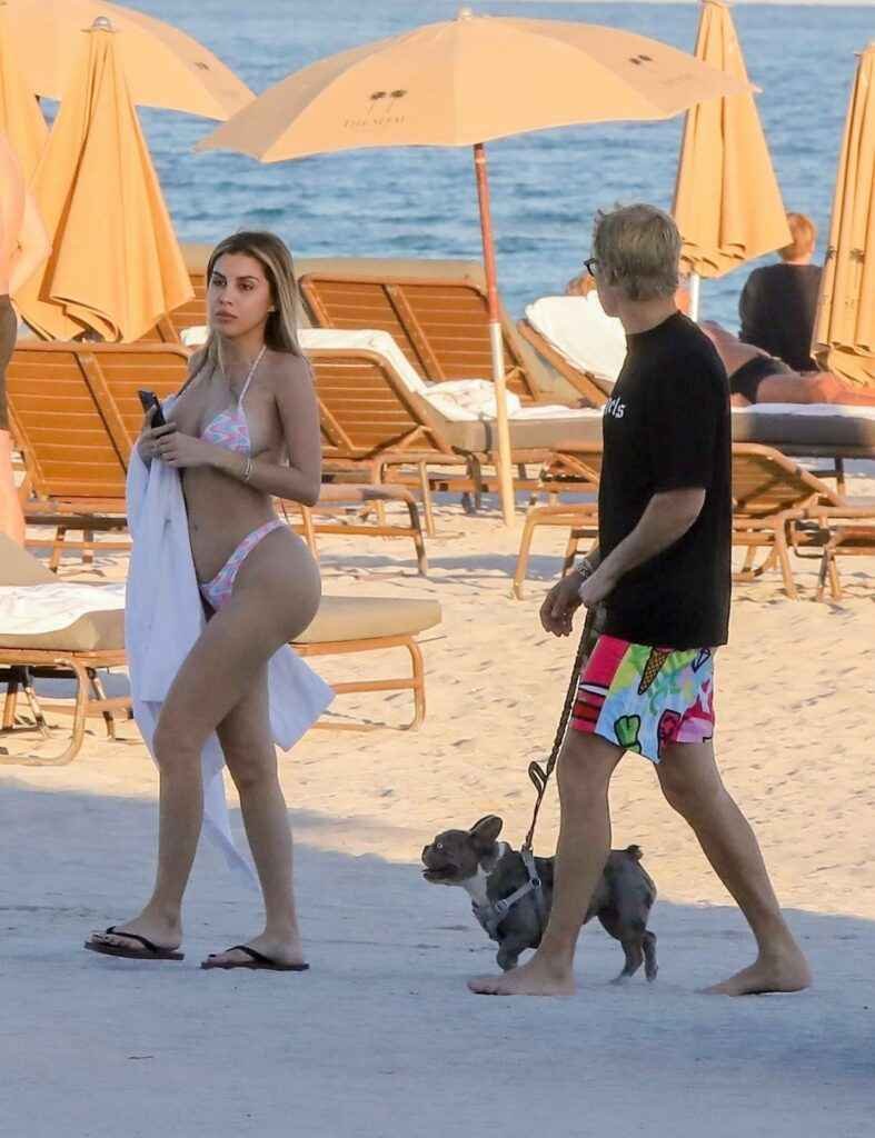 Alexa Dellanos en bikini à Miami Beach