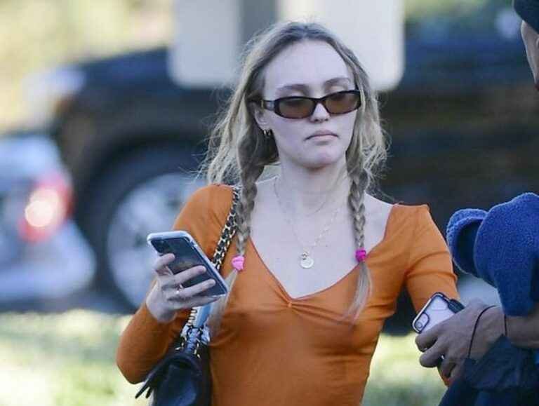 Lily-Rose Depp se balade sans soutien-gorge à Los Angeles