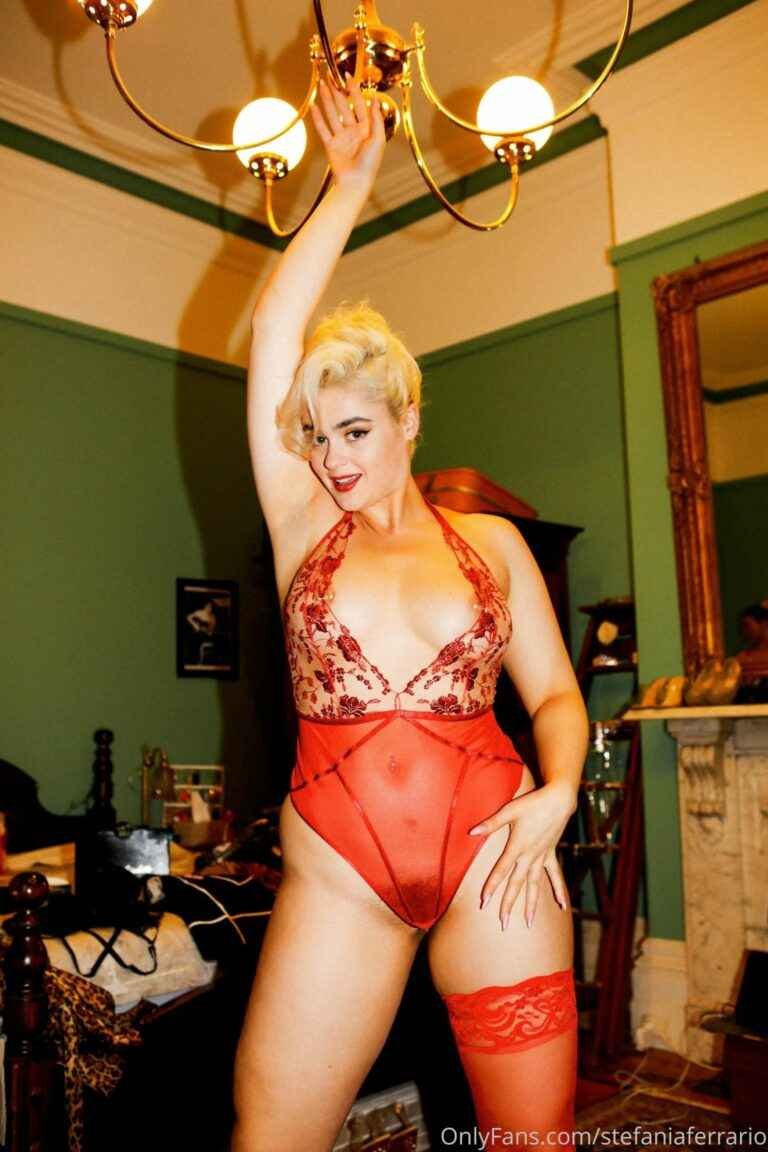 Stefania Ferrario à moitié nue