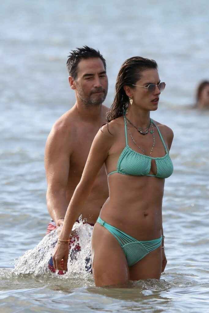 Alessandra Ambrosio en bikini à Florianopolis