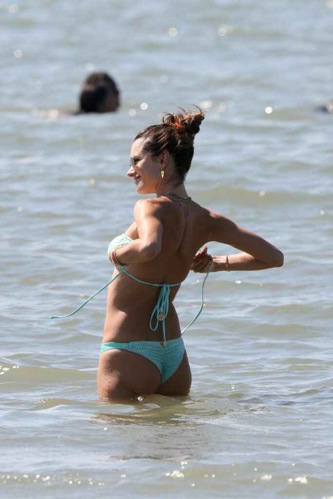 Alessandra Ambrosio en bikini à Florianopolis