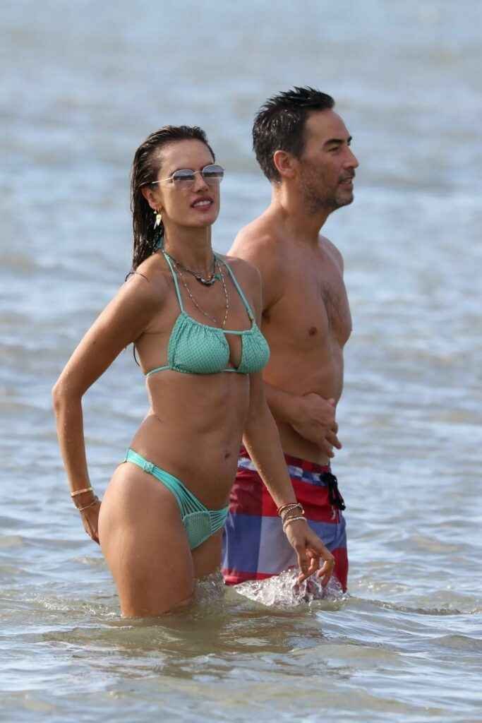 Alessandra Ambrosio en bikini à Florianopolis