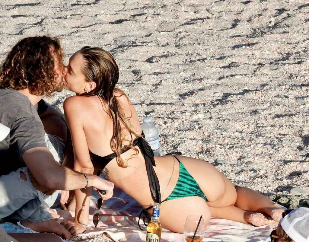 Alexis Ren en bikini à Saint-Barthélémy