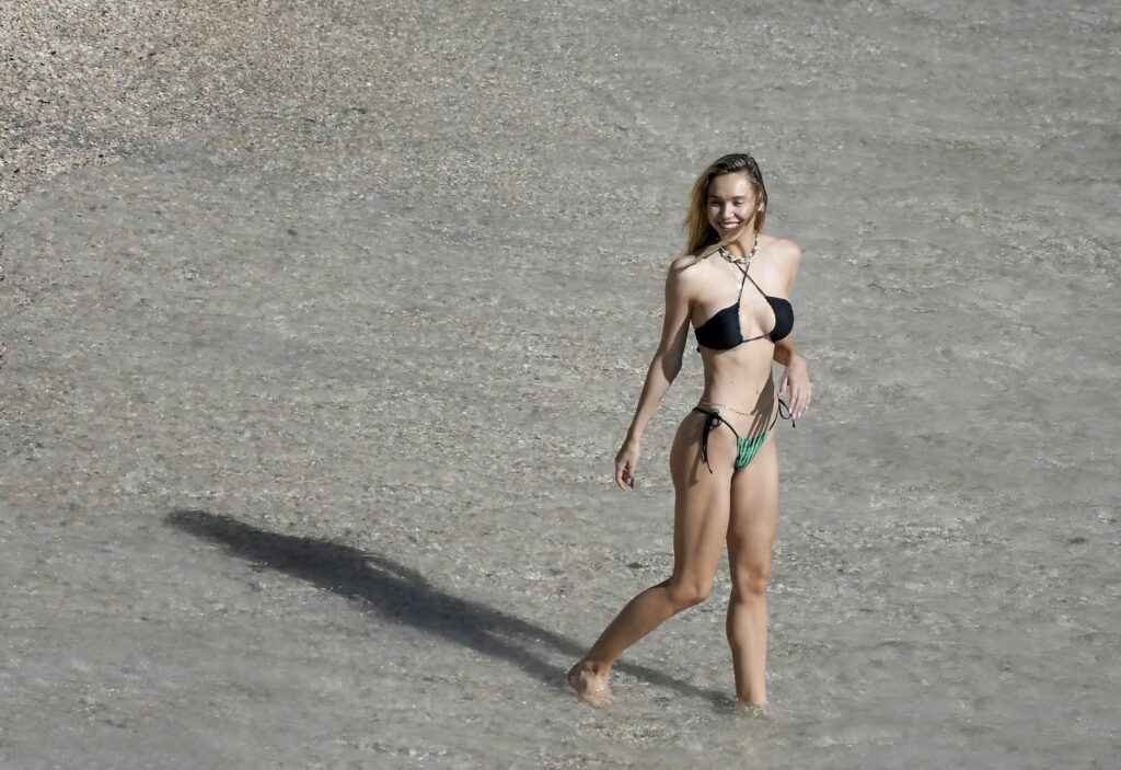 Alexis Ren en bikini à Saint-Barthélémy