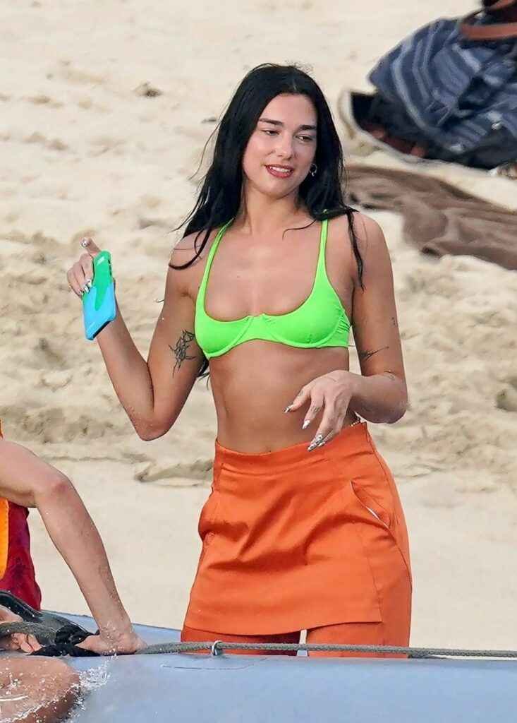 Dua Lipa en bikini à Saint-Barthélémy