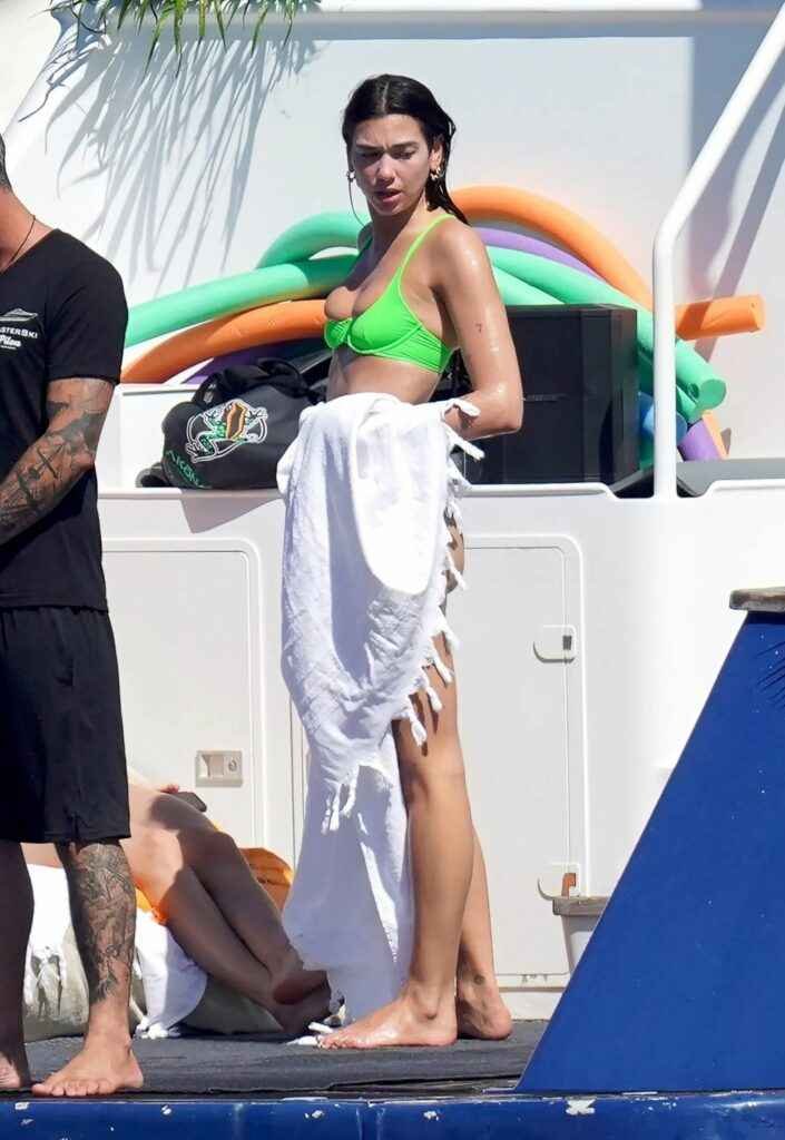 Dua Lipa en bikini à Saint-Barthélémy