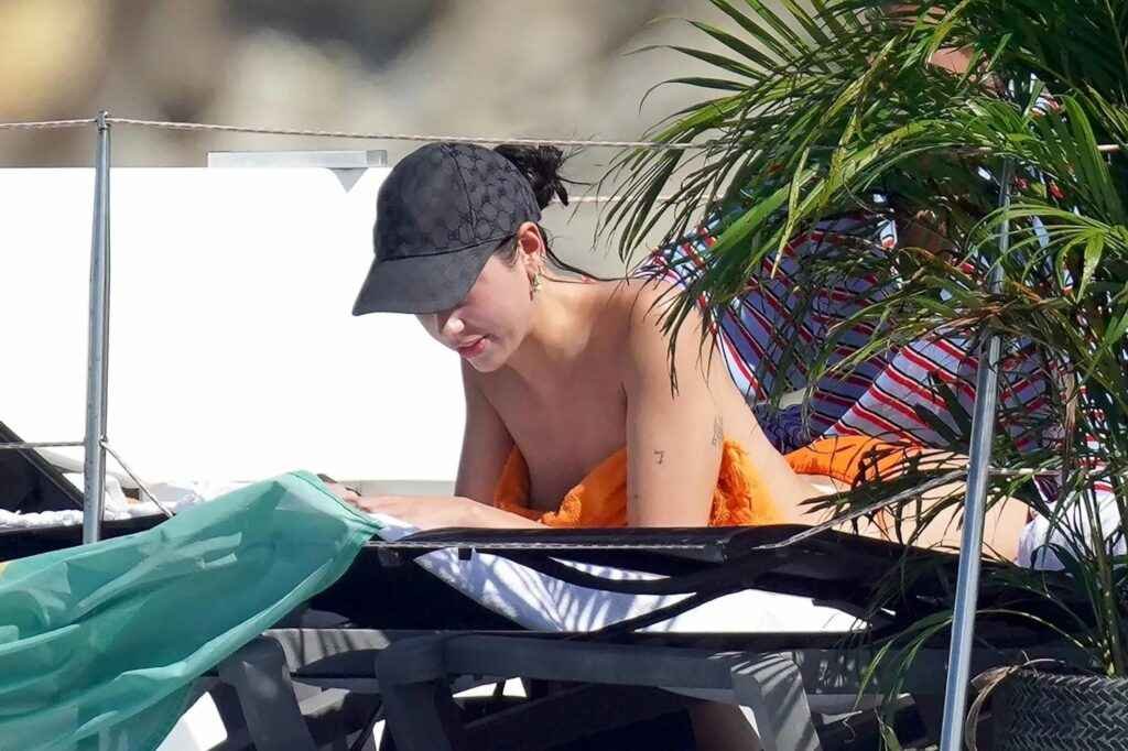 Dua Lipa en bikini à Saint-Barthélémy