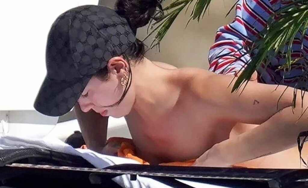 Dua Lipa en bikini à Saint-Barthélémy