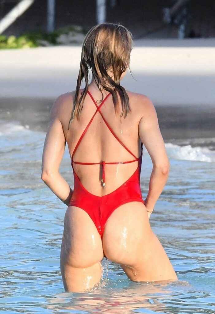 Kimberley Garner ultra sexy en maillot de bain à Saint-Barthélémy