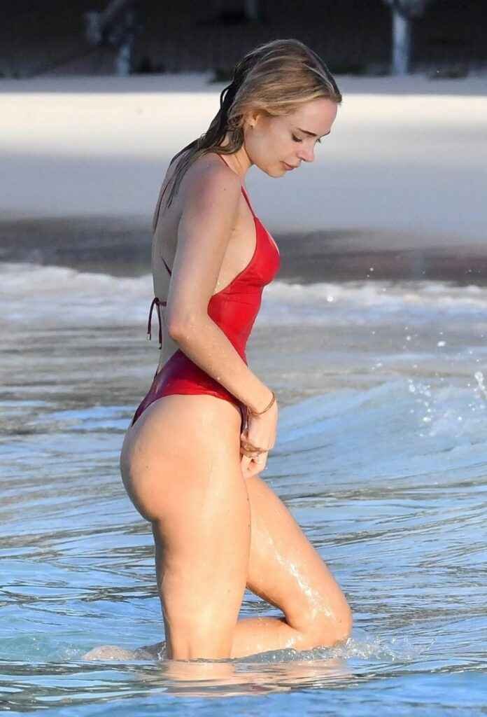 Kimberley Garner ultra sexy en maillot de bain à Saint-Barthélémy