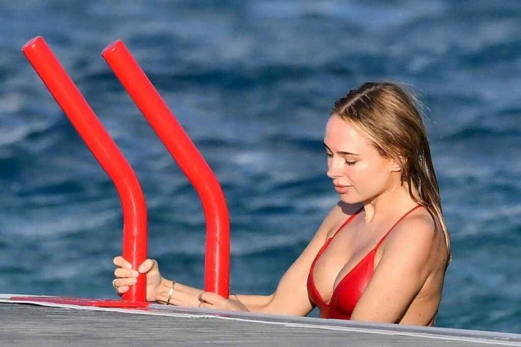 Kimberley Garner ultra sexy en maillot de bain à Saint-Barthélémy