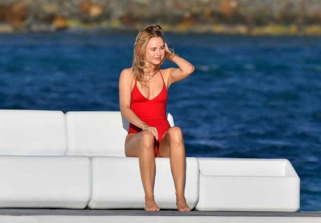 Kimberley Garner ultra sexy en maillot de bain à Saint-Barthélémy