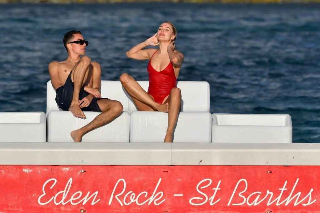 Kimberley Garner ultra sexy en maillot de bain à Saint-Barthélémy