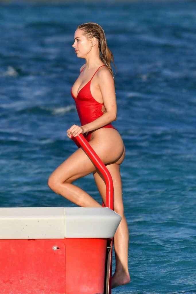 Kimberley Garner ultra sexy en maillot de bain à Saint-Barthélémy