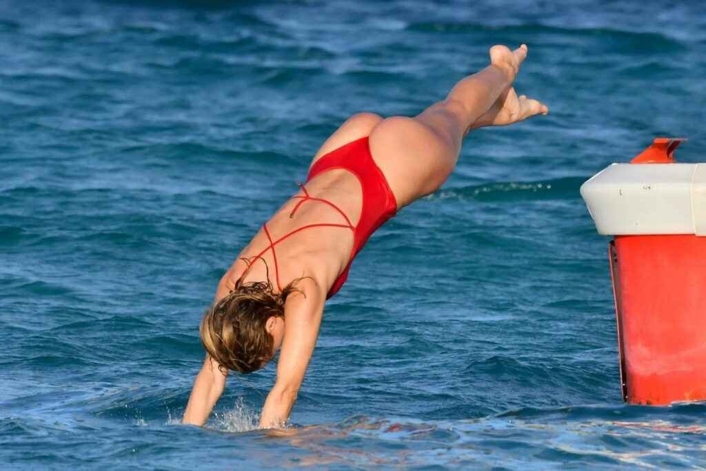 Kimberley Garner ultra sexy en maillot de bain à Saint-Barthélémy